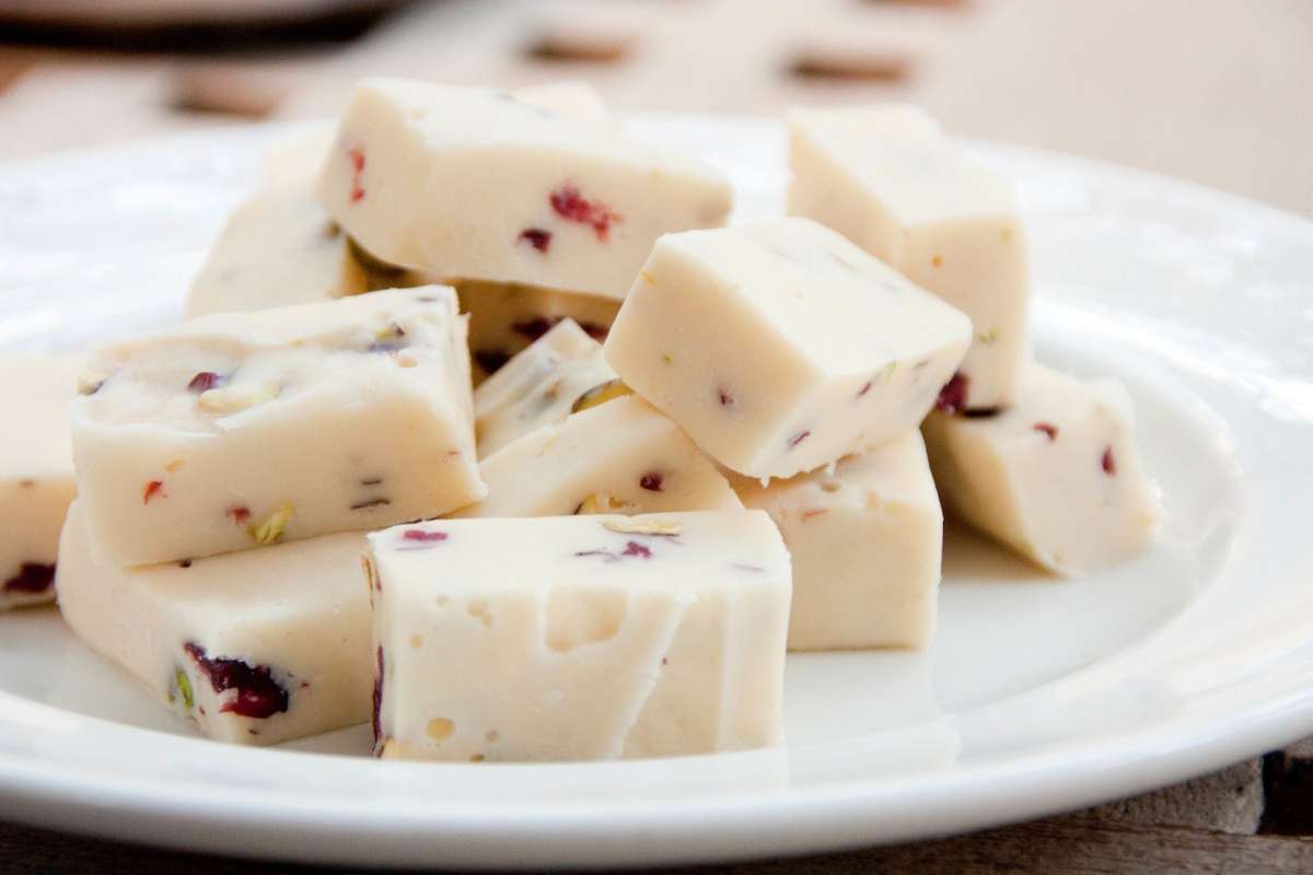 Fudge con cioccolato bianco e frutta secca