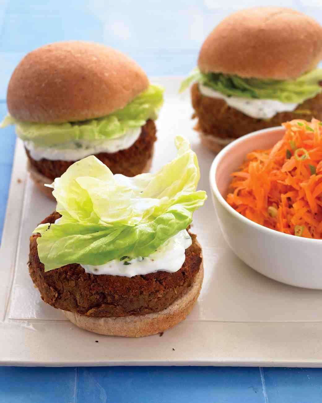 Hamburger arricchito con salsa yogurt