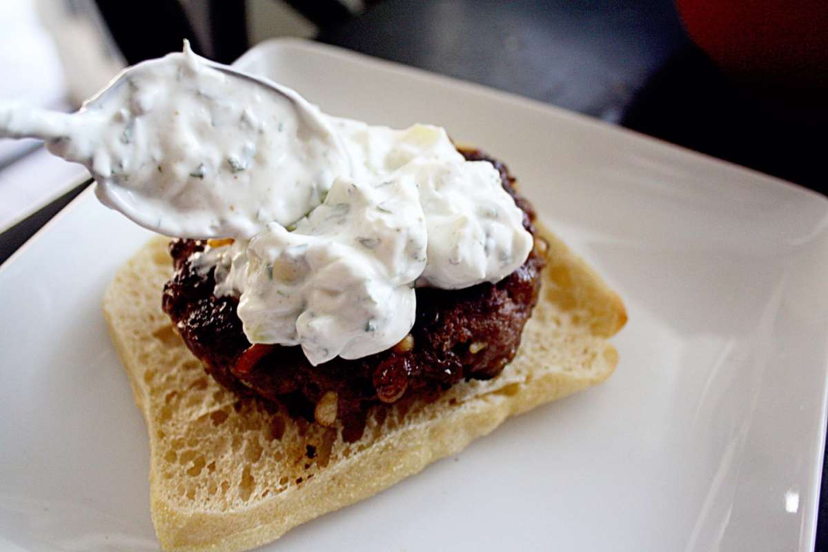 Hamburger con salsa yogurt