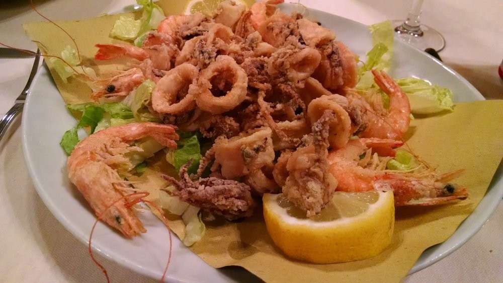 Piatto di gamberi e calamari fritti