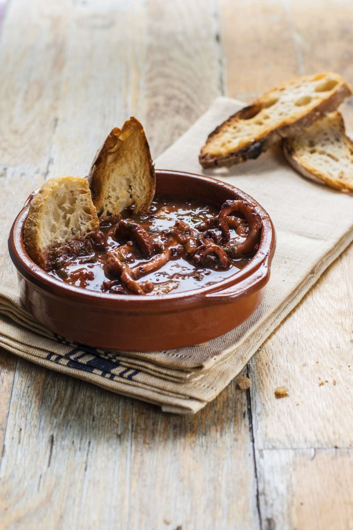 Polpo alla Luciana con crostini di pane