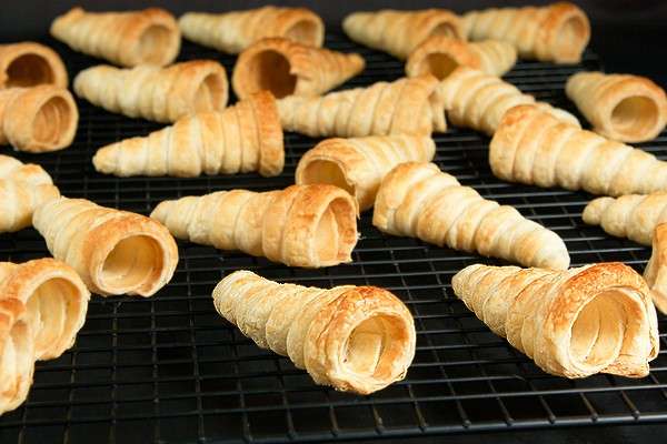 Preparazione cannoncini di sfoglia