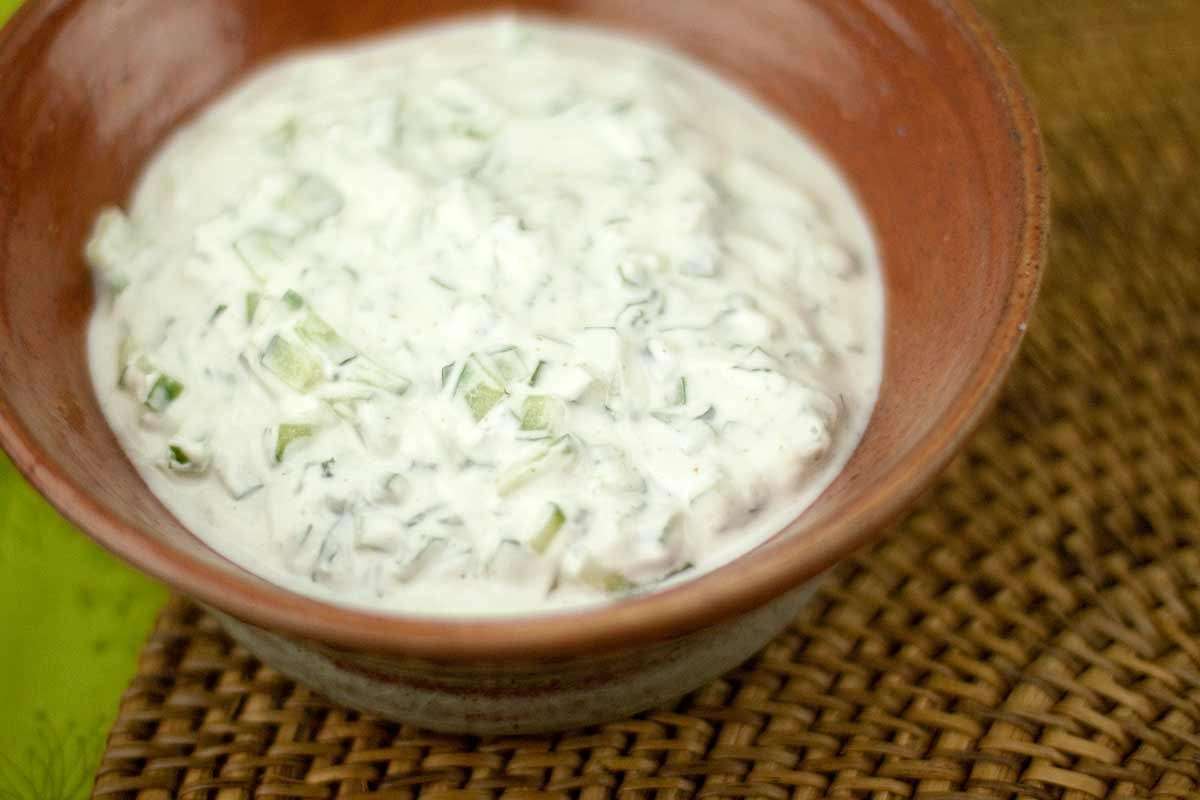 Salsa yogurt con pezzetti di cetriolo