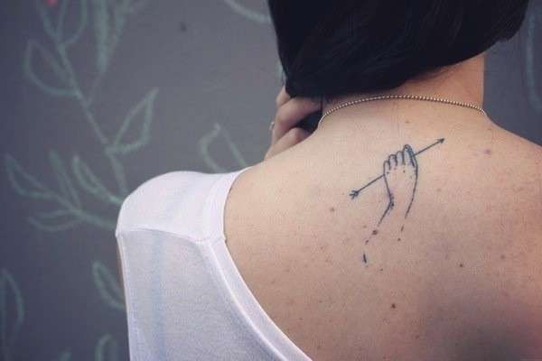 Tatuaggio mano e freccia