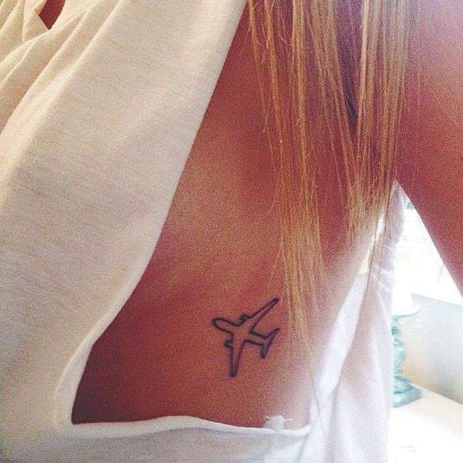 Tatuaggio minimal aereo