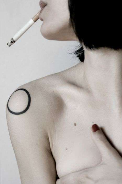 Tatuaggio minimal cerchio