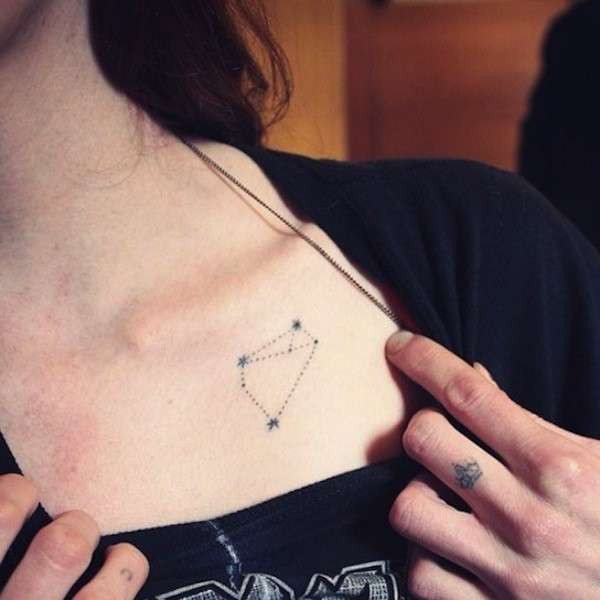 Tatuaggio minimal con costellazione