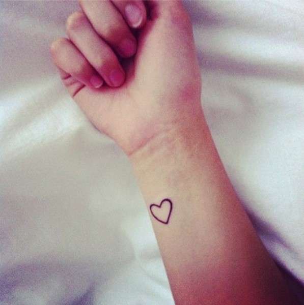 Tatuaggio minimal con cuore