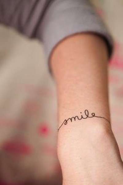 Tatuaggio minimal con scritta smile