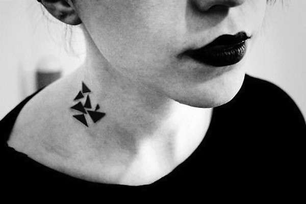 Tatuaggio minimal con triangoli neri