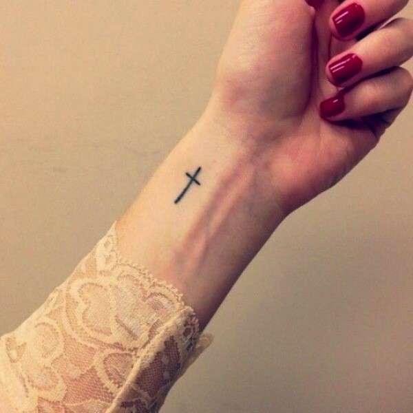 Tatuaggio minimal croce