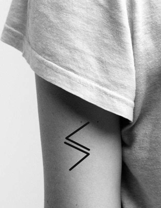 Tatuaggio minimal geometrico sulle braccia
