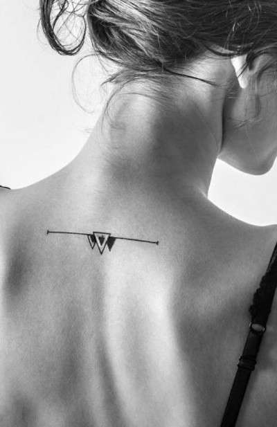 Tatuaggio minimal linea e triangoli sulla schiena