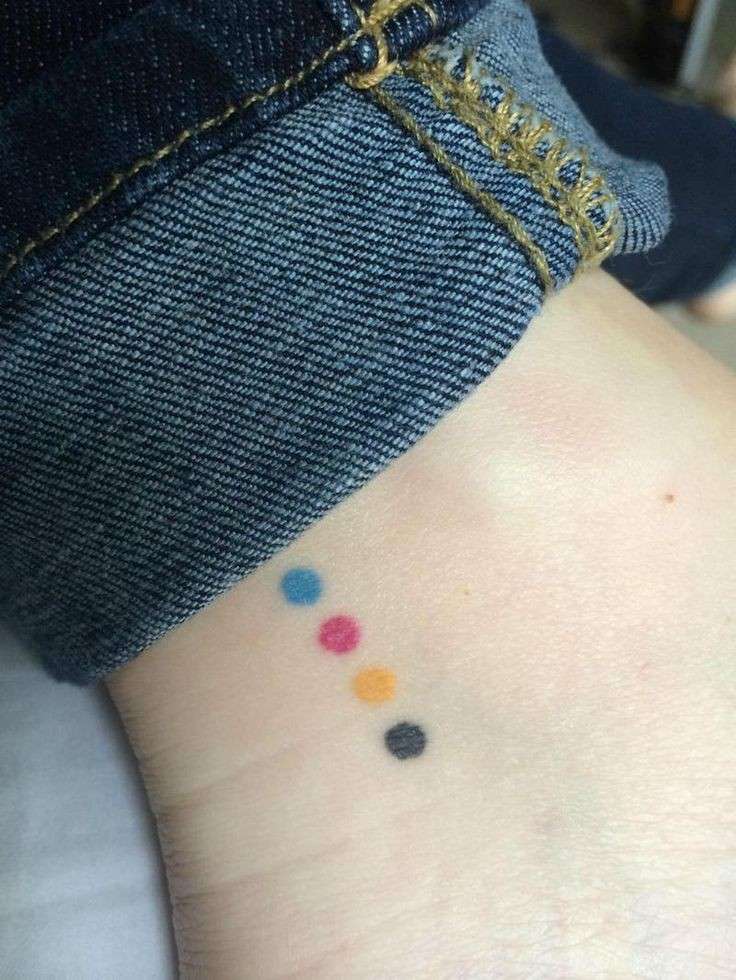 Tatuaggio minimal pois colorati