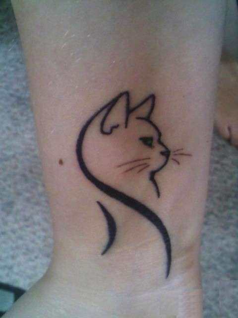 Tatuaggio minimal profilo gatto