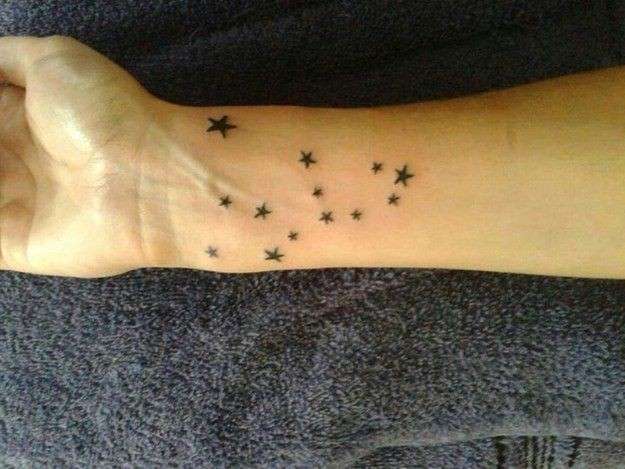 Tatuaggio minimal stelline