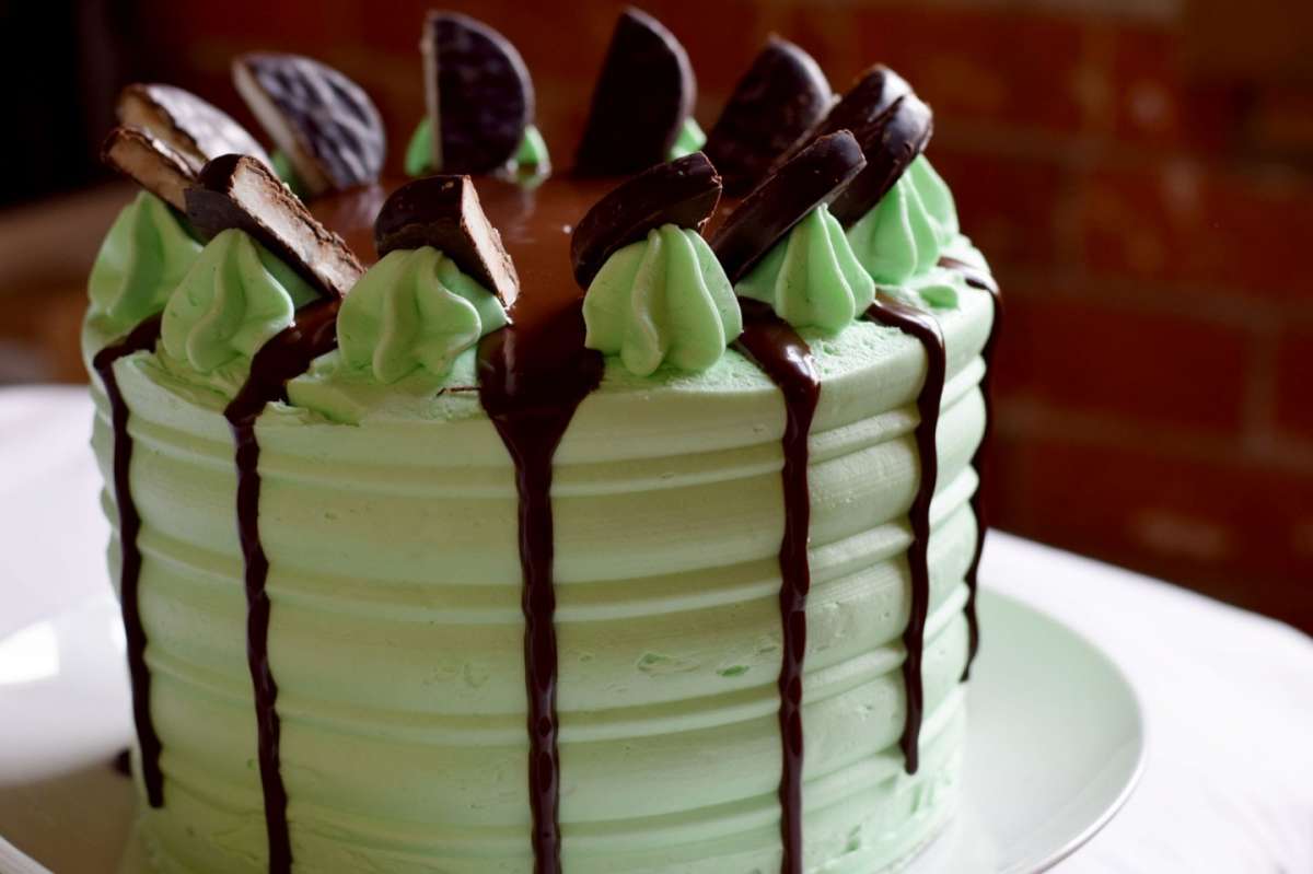 Torta a strati con menta e copertura di cioccolato