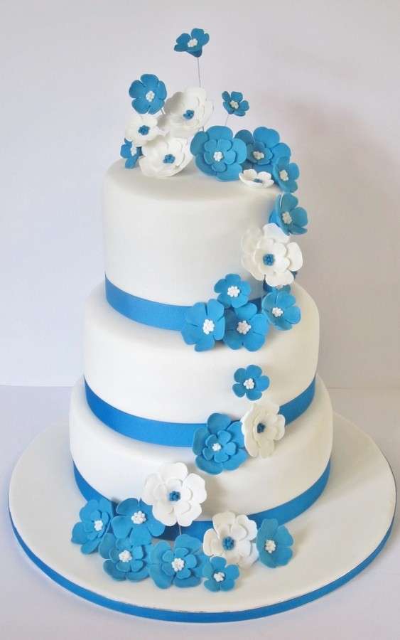 Torta bianca con fiori azzurri