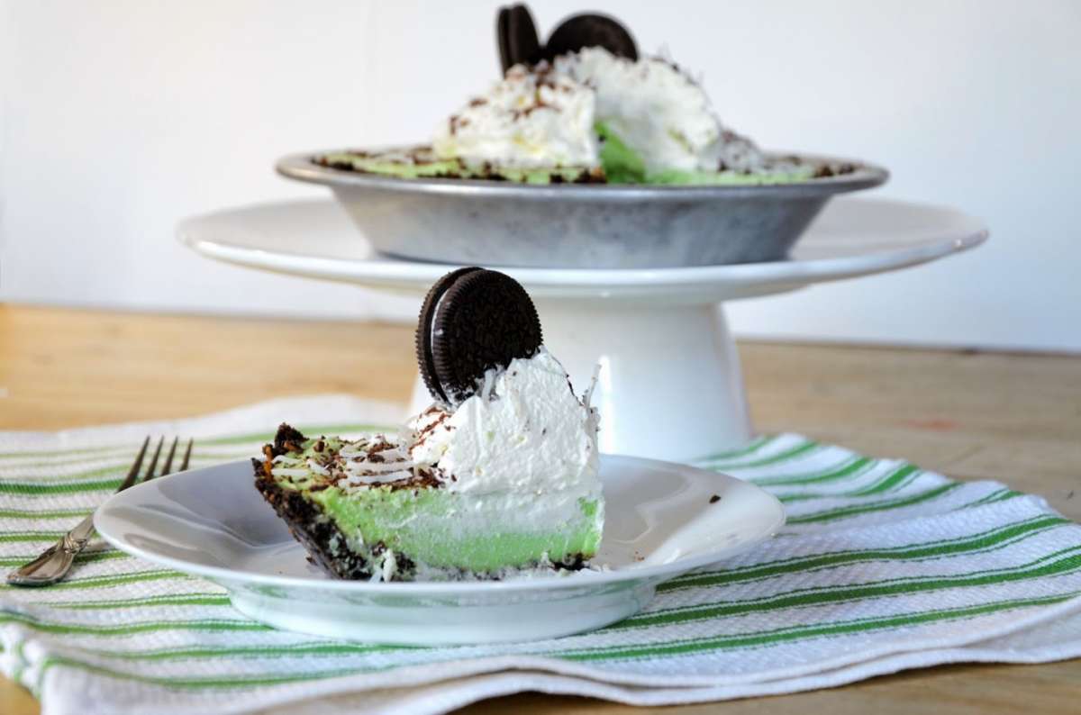 Torta con menta, panna e cioccolato