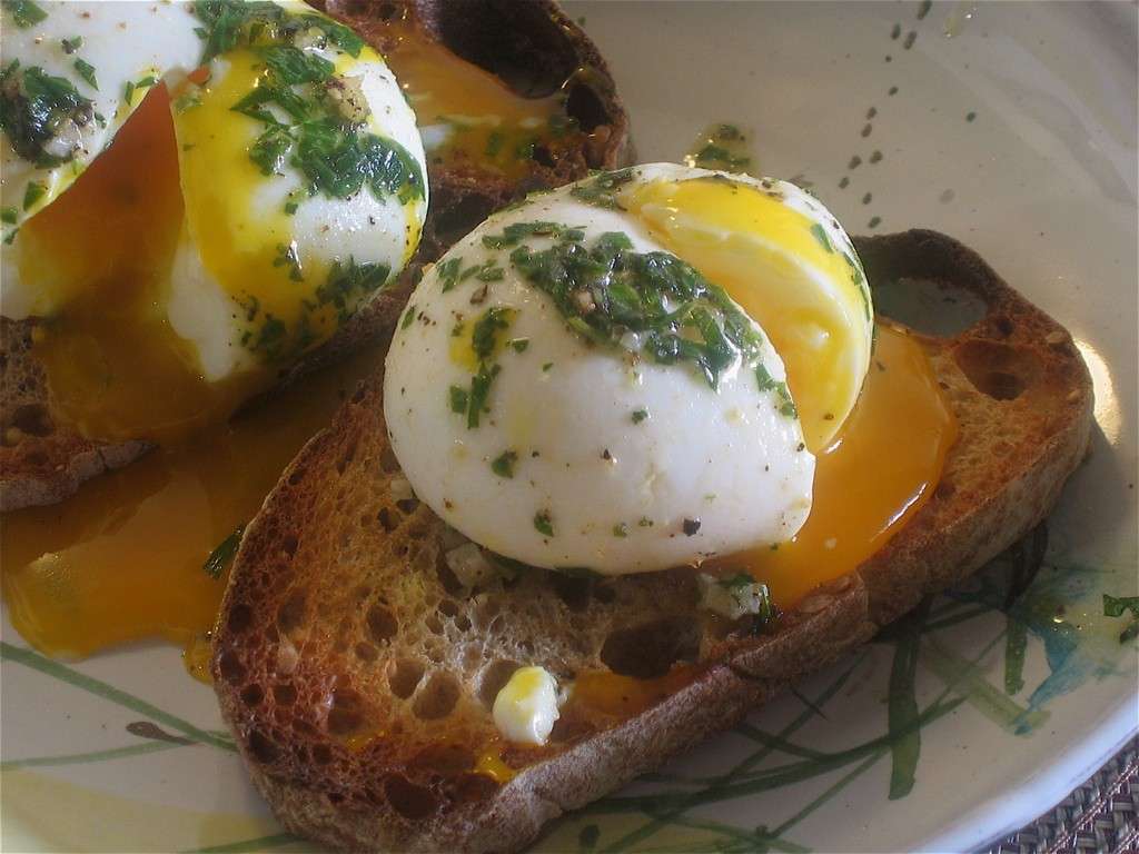 Bruschetta con uova alla coque