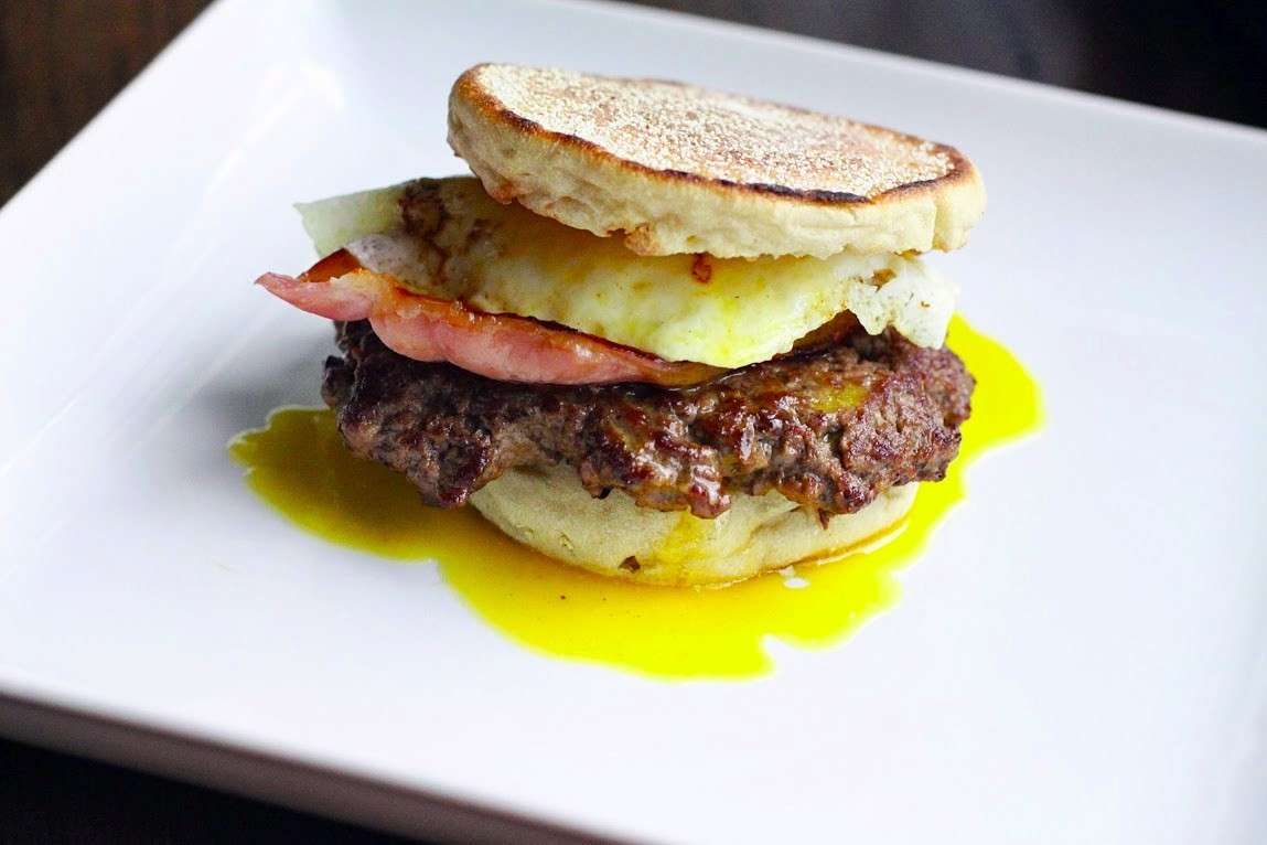 Burger con uova alla Benedict