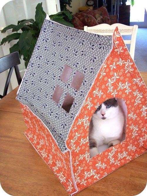 Casetta colorata per il gatto