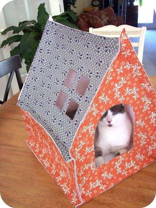 Casetta colorata per il gatto
