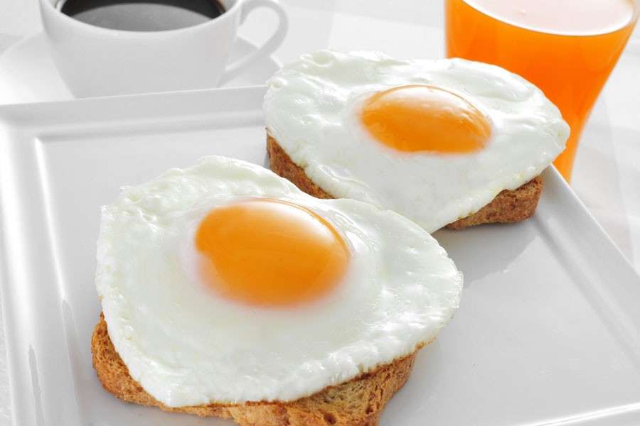 Colazione con uova al tegamino