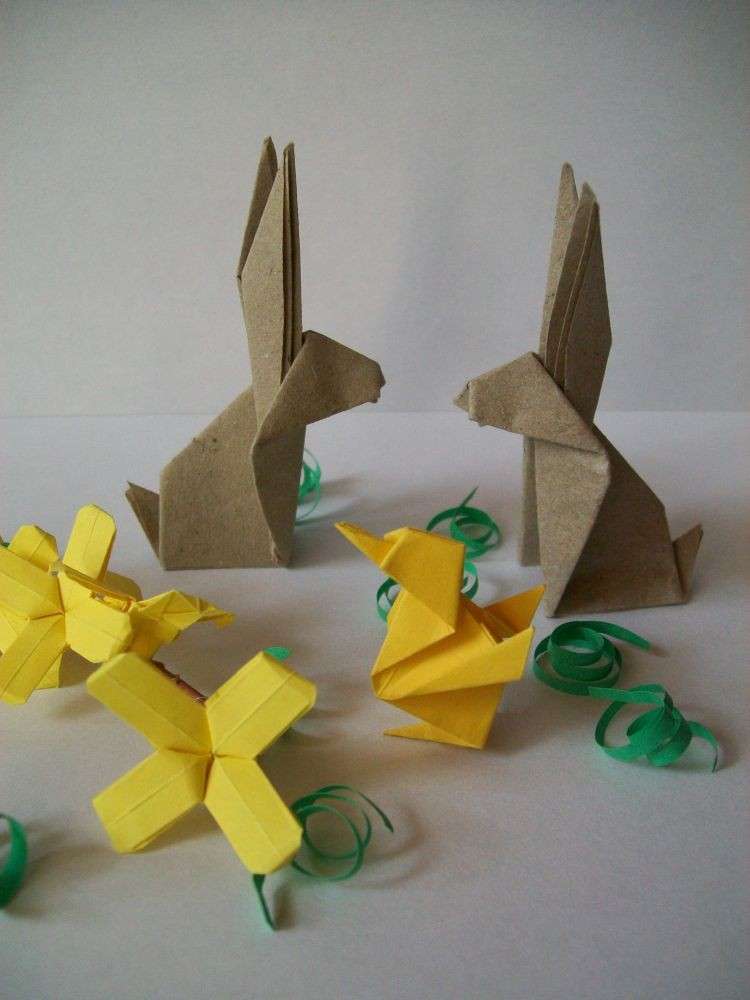 Conigli marroni con origami