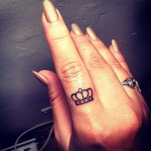 Corona tatuata sul dito