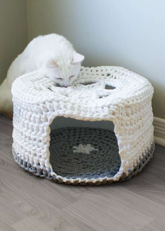 Cuccia del gatto bianca crochet