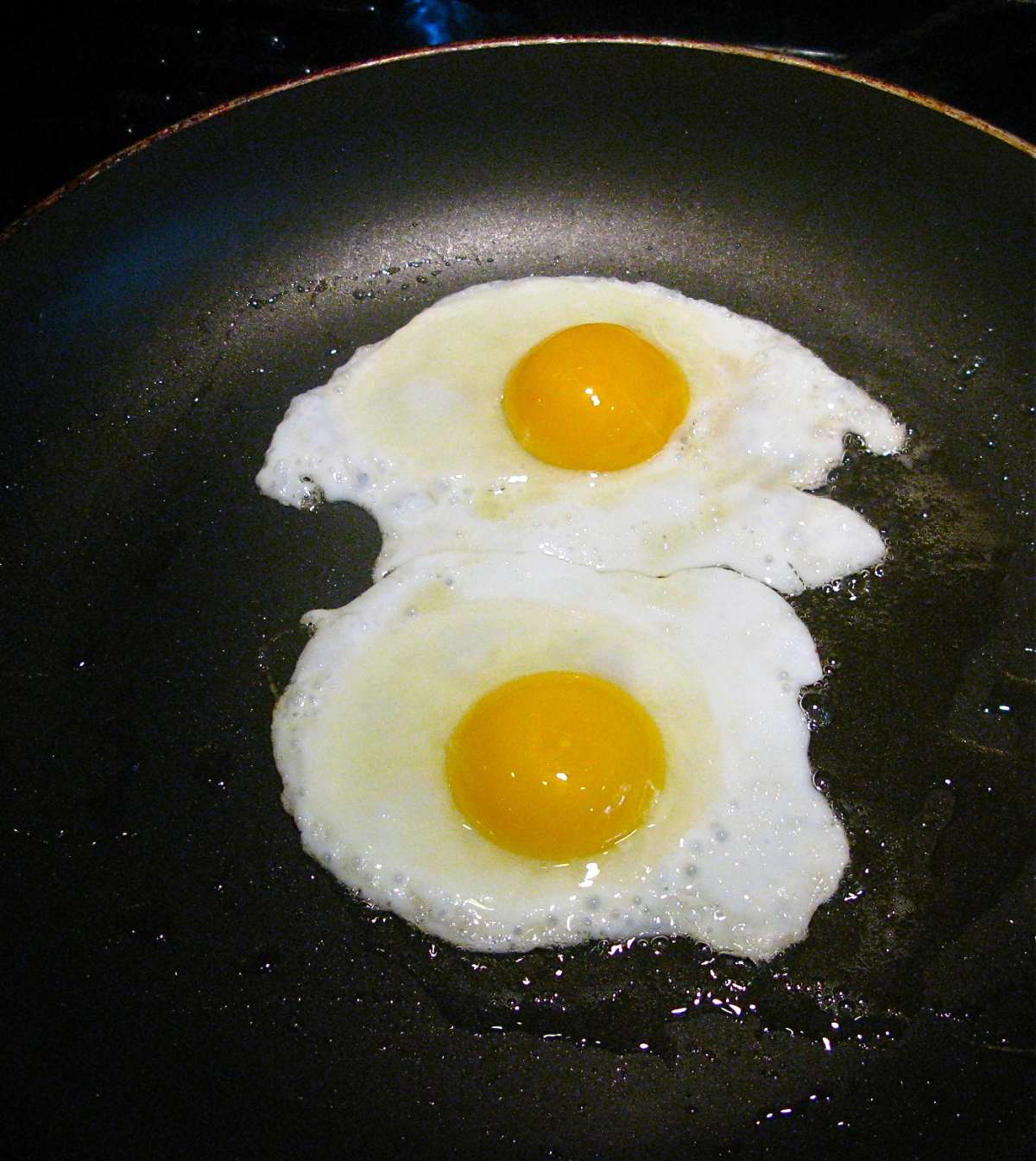 Cuocere le uova al tegamino
