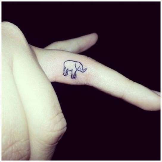 Elefante tatuato sul dito