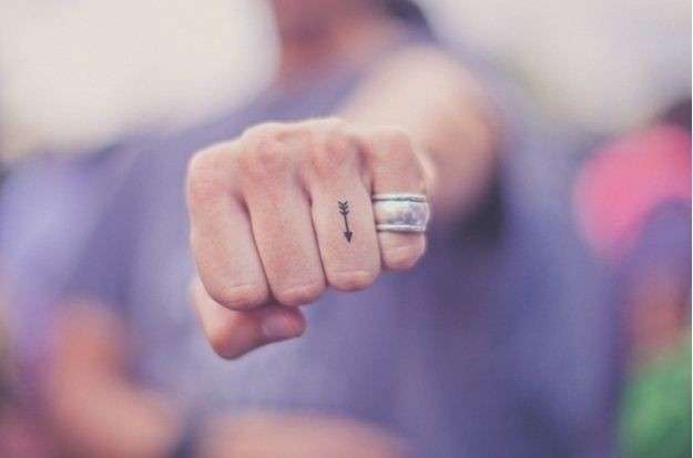 Freccia tattoo sul dito