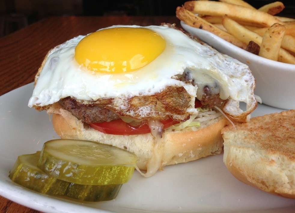 Hamburger con uova al tegamino