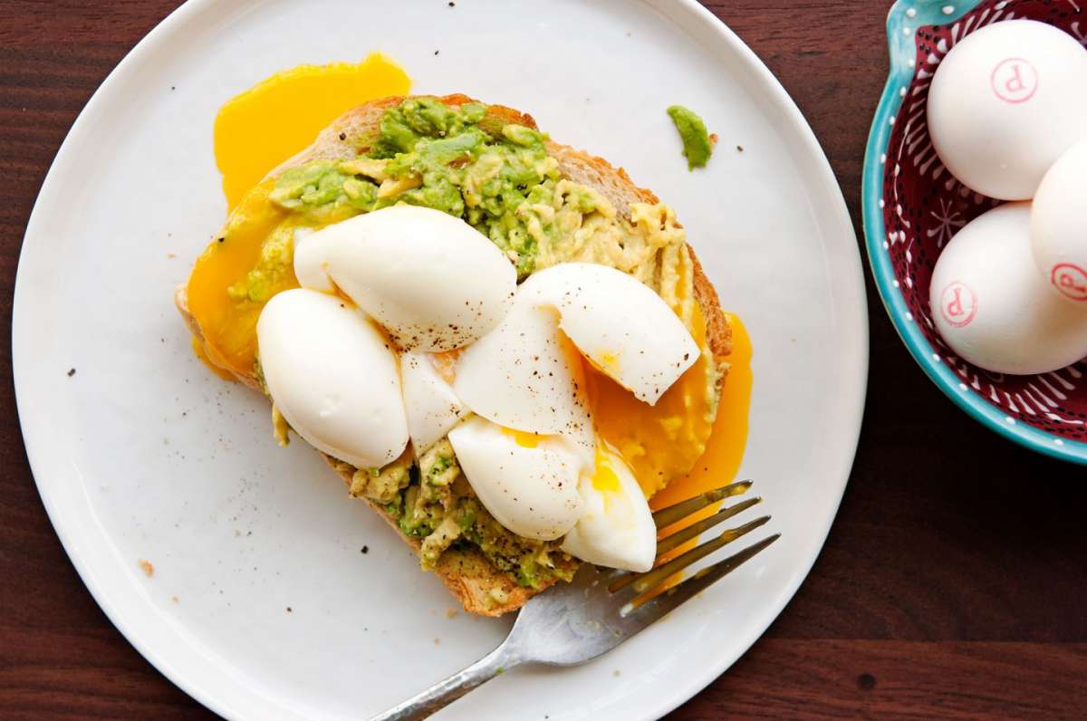 Pane con avocado e uova alla coque