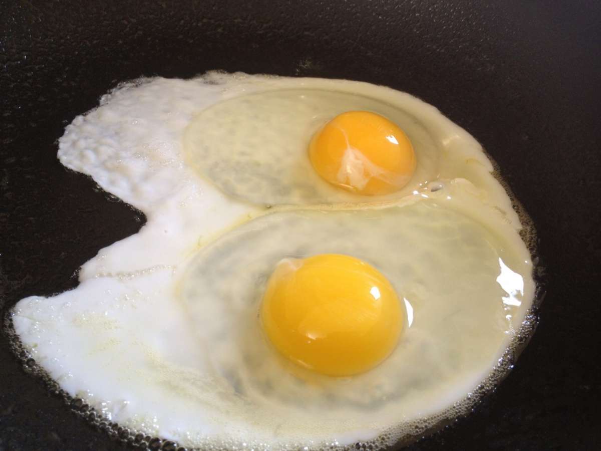 Preparare le uova al tegamino
