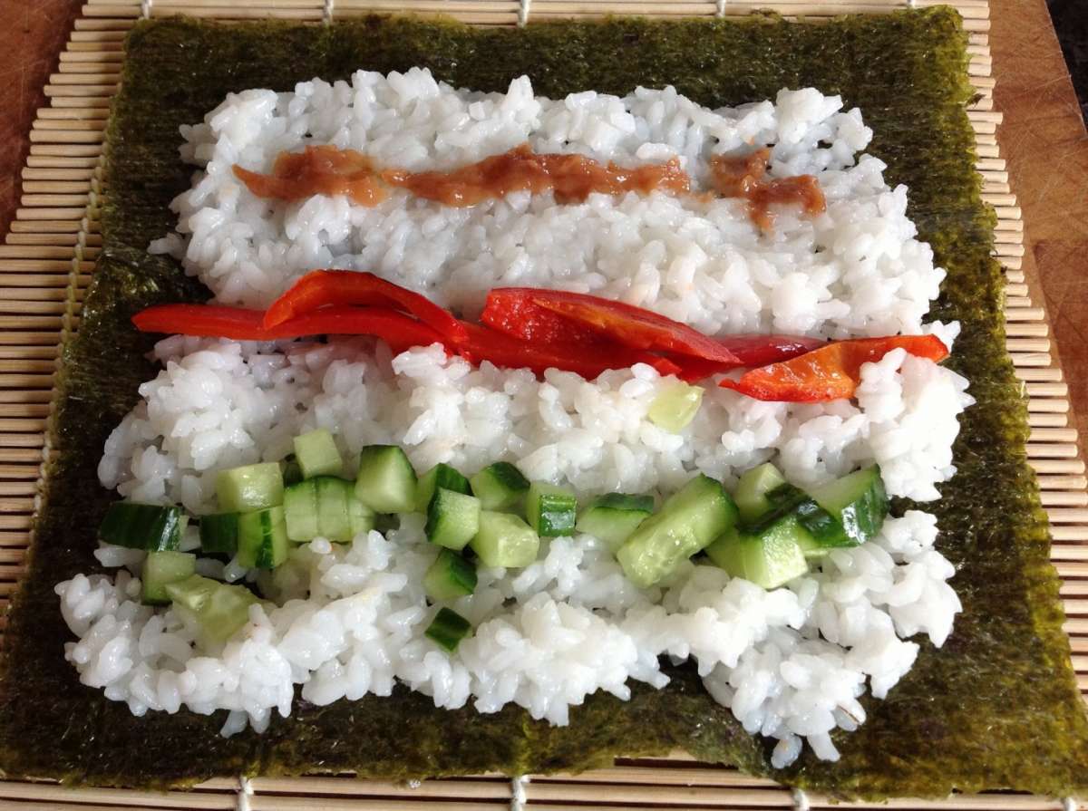 Preparazione rolls sushi