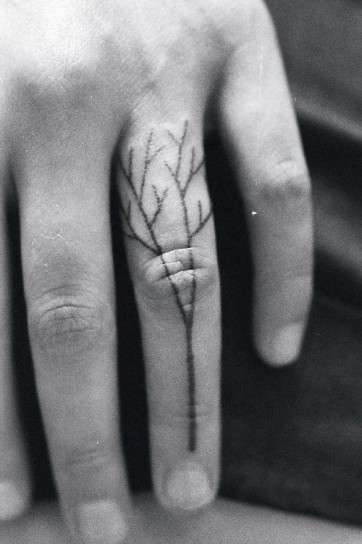 Ramo d'albero tattoo sul dito