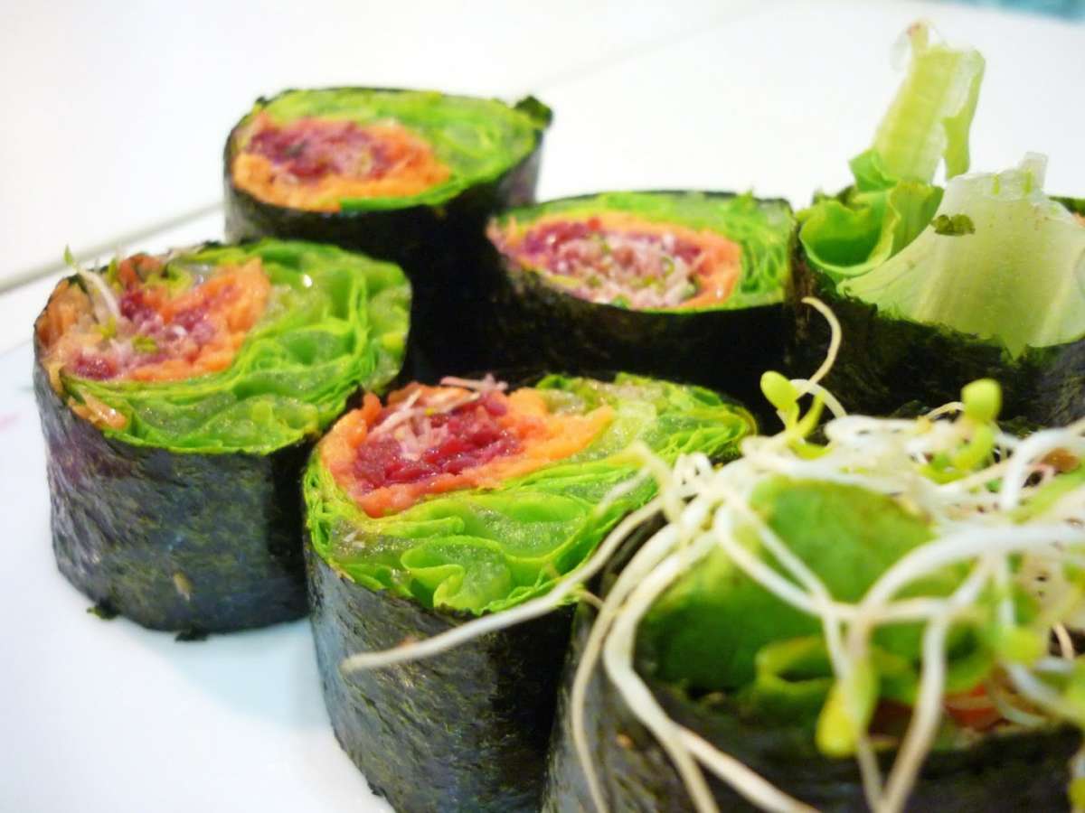 Rolls con insalata e verdure miste