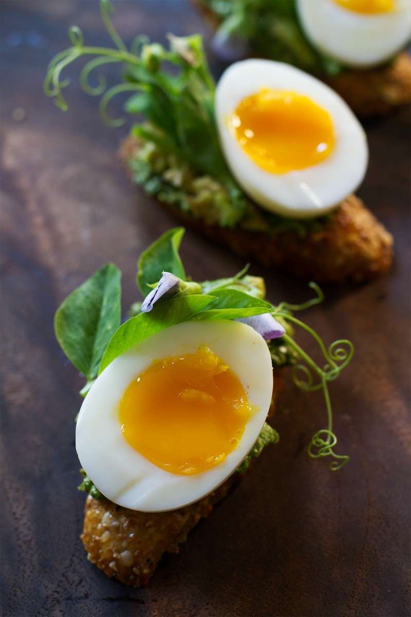 Stuzzichini con uova alla coque e avocado