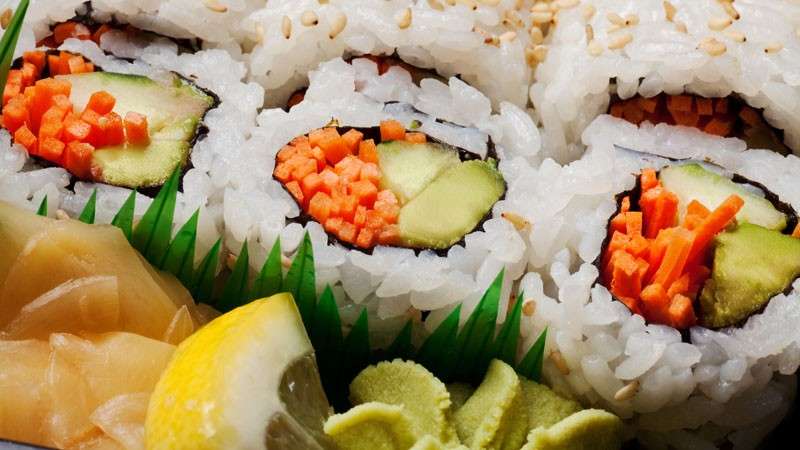 Sushi con carote e avocado