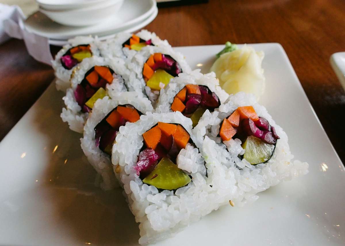 Sushi con cipolle rosse, patate e carote