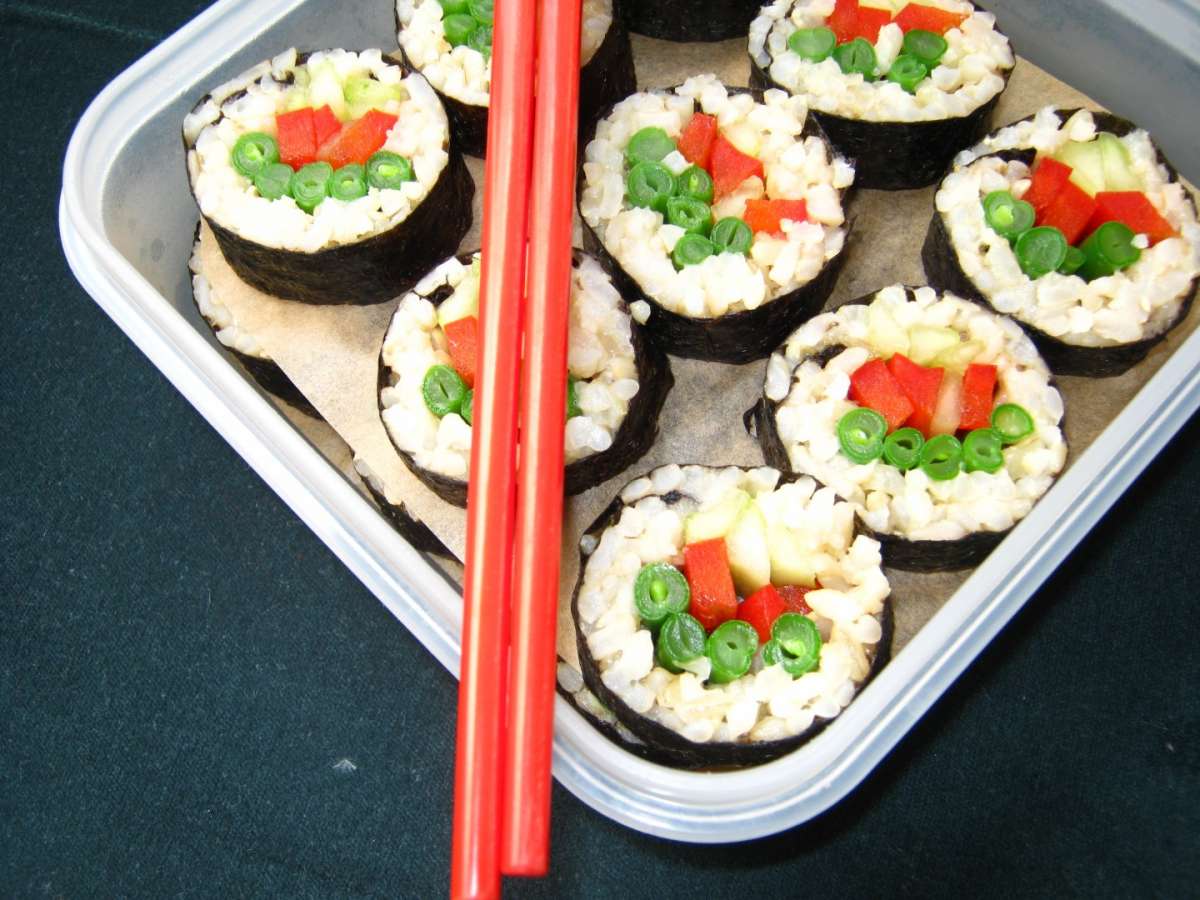 Sushi con fagiolini, pomodori e cetrioli