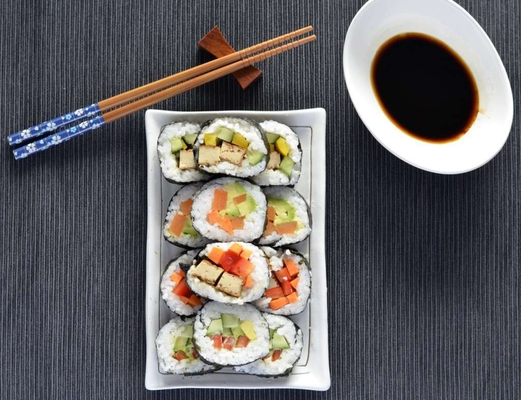 Sushi con verdure e tofu