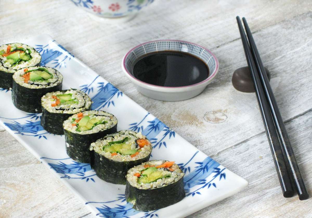 Sushi di verdure con salsa di soia
