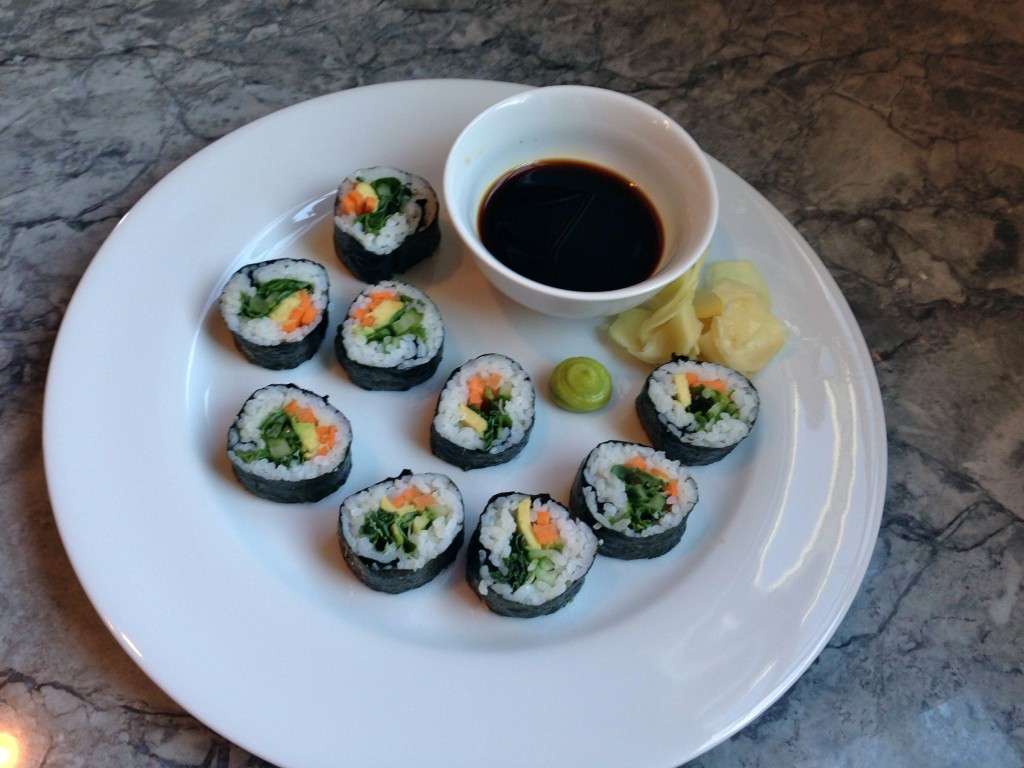 Sushi vegatariano con condimenti