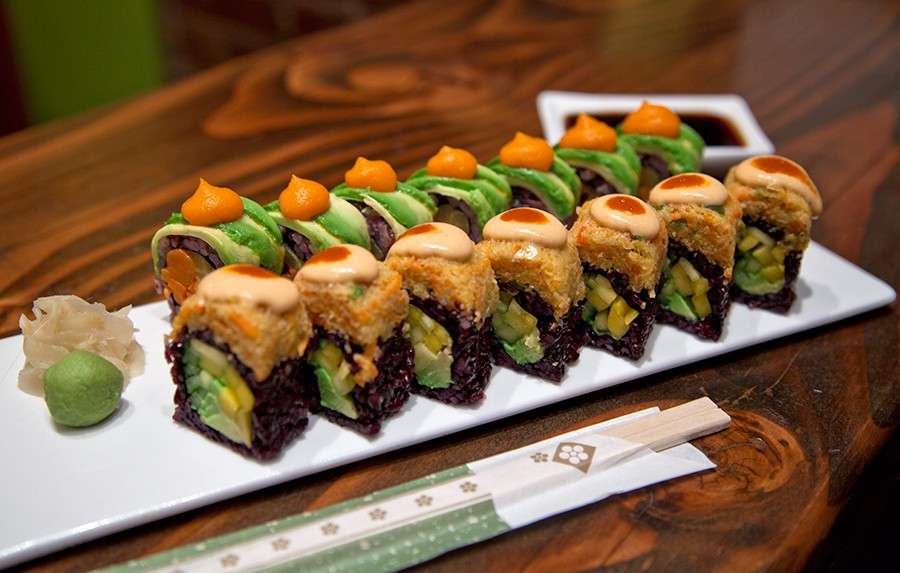 Sushi vegetariano con riso venere