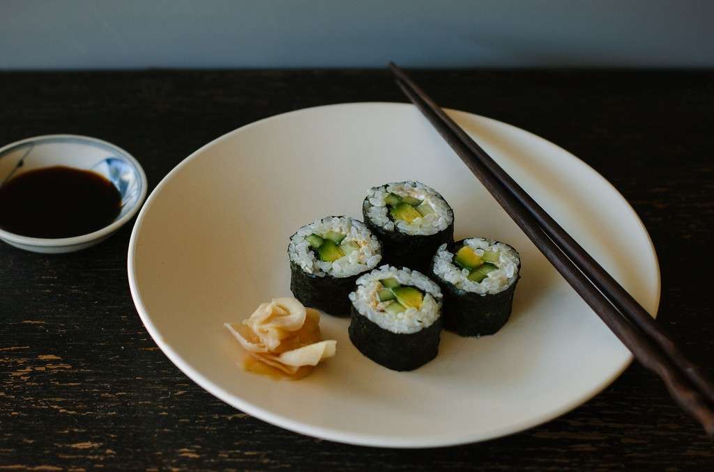 Sushi vegetariano con zenzero e salsa di soia