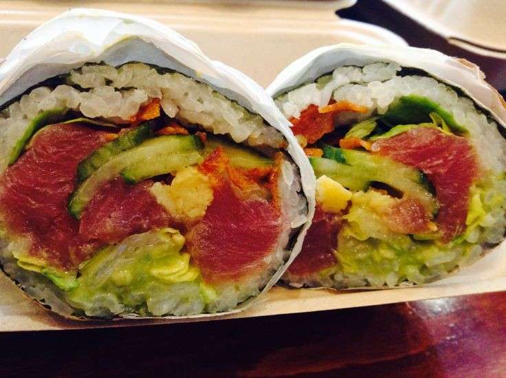 Sushirrito al salmone e avocado